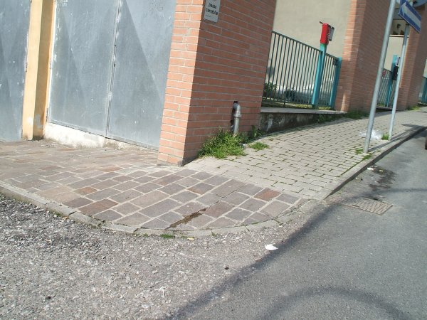 Foto tre del marciapiede di via Solferino